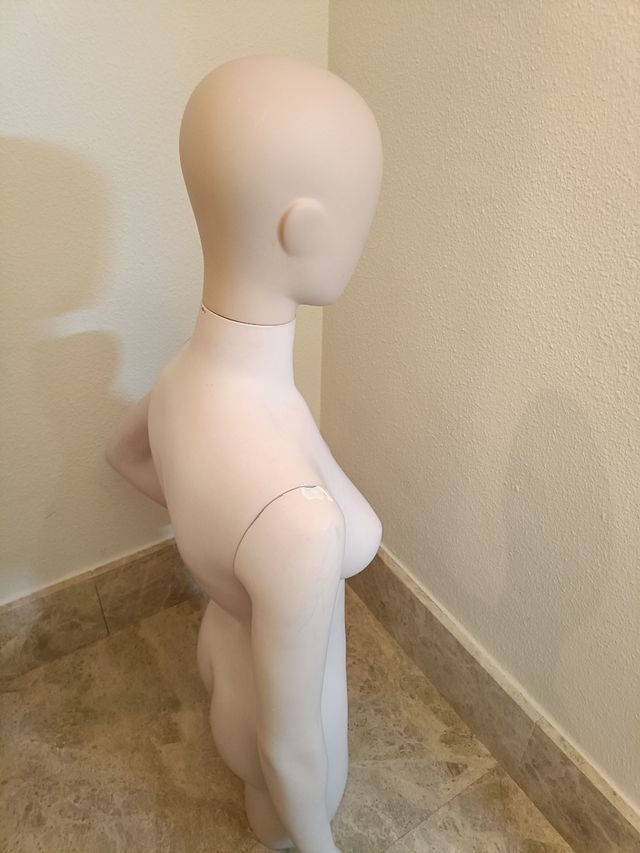 Maniquí mujer mano cintura