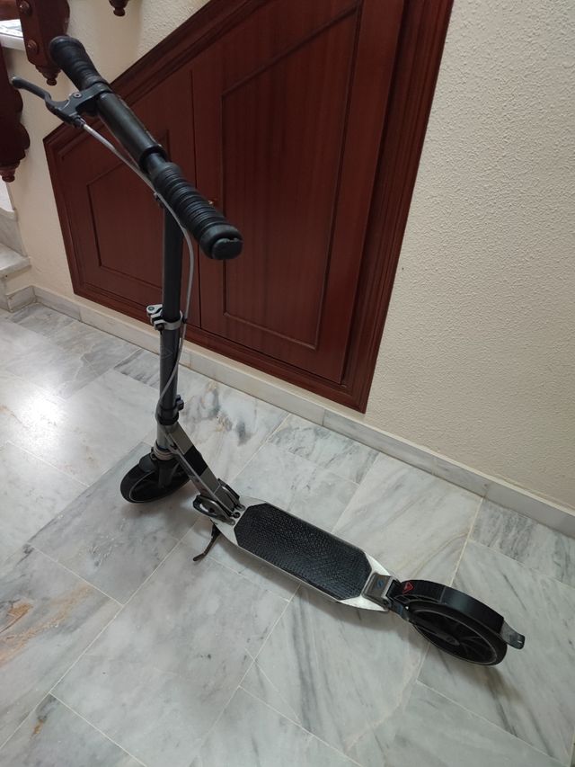 Patinete Oxelo con amortiguadores.