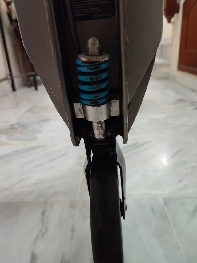 Patinete Oxelo con amortiguadores.