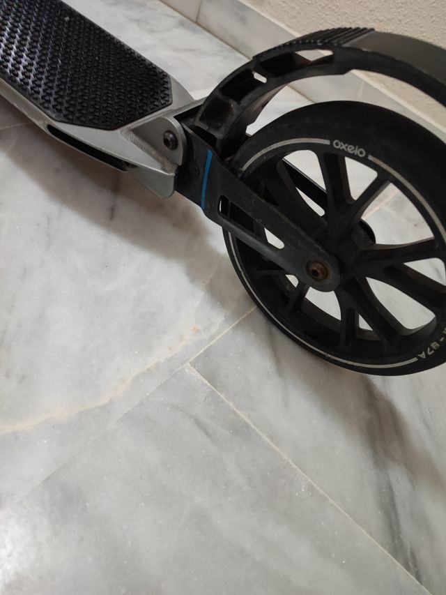 Patinete Oxelo con amortiguadores.