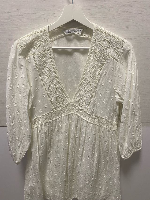 Vestido bordado de chica