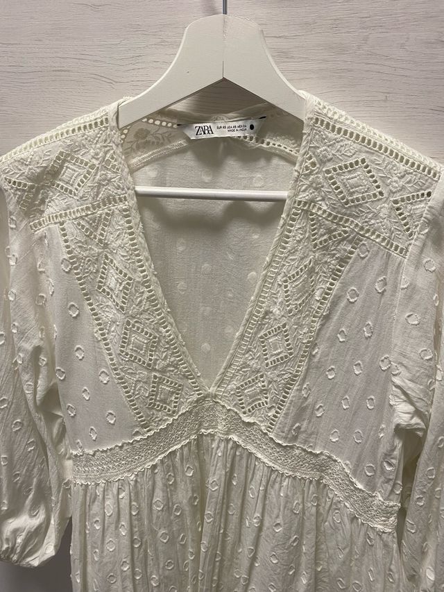 Vestido bordado de chica