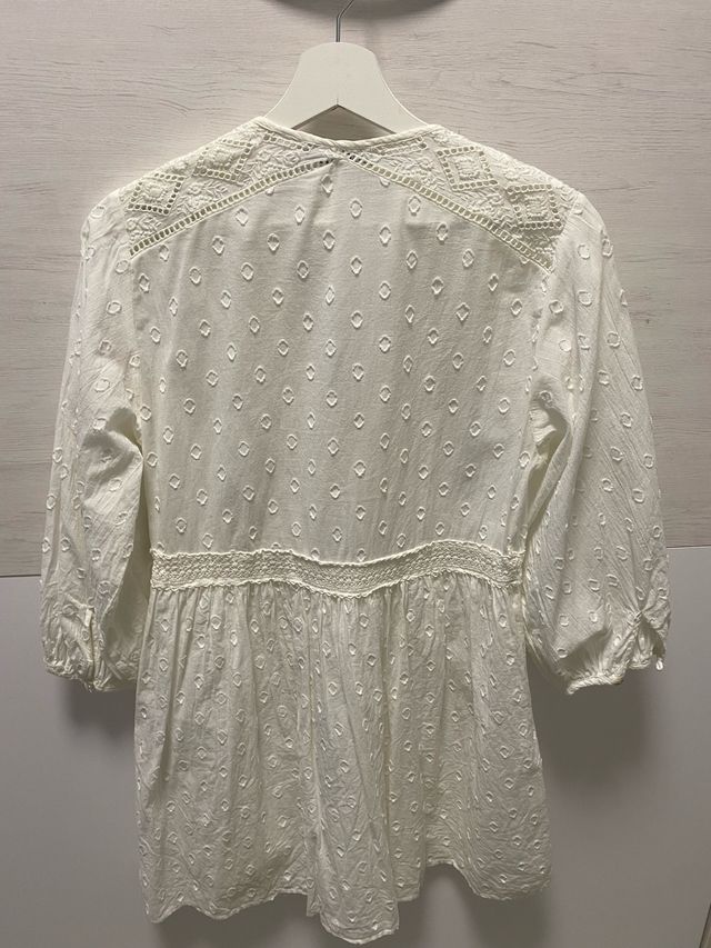 Vestido bordado de chica