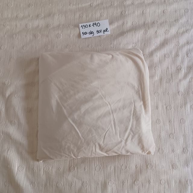 Sabana bajera de color beige Comp. 50 algodon y 50