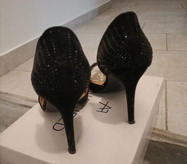 Scarpe eleganti con tacco