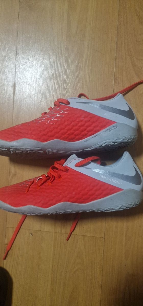 Zapatillas Nike rojas y grises