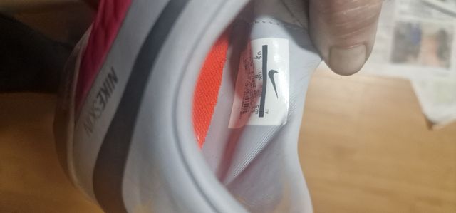 Zapatillas Nike rojas y grises