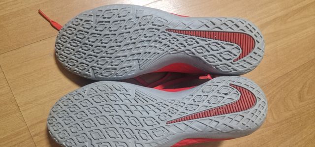 Zapatillas Nike rojas y grises