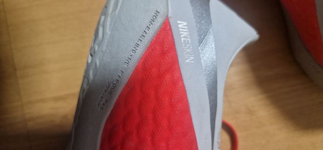 Zapatillas Nike rojas y grises