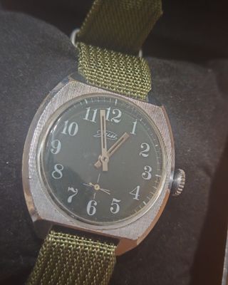 Reloj ZIM Pobeda 2602. Esfera verde estructurada.