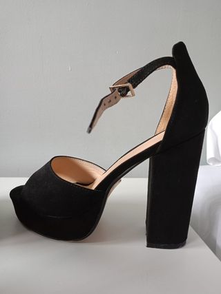 Tacones negros de ante
