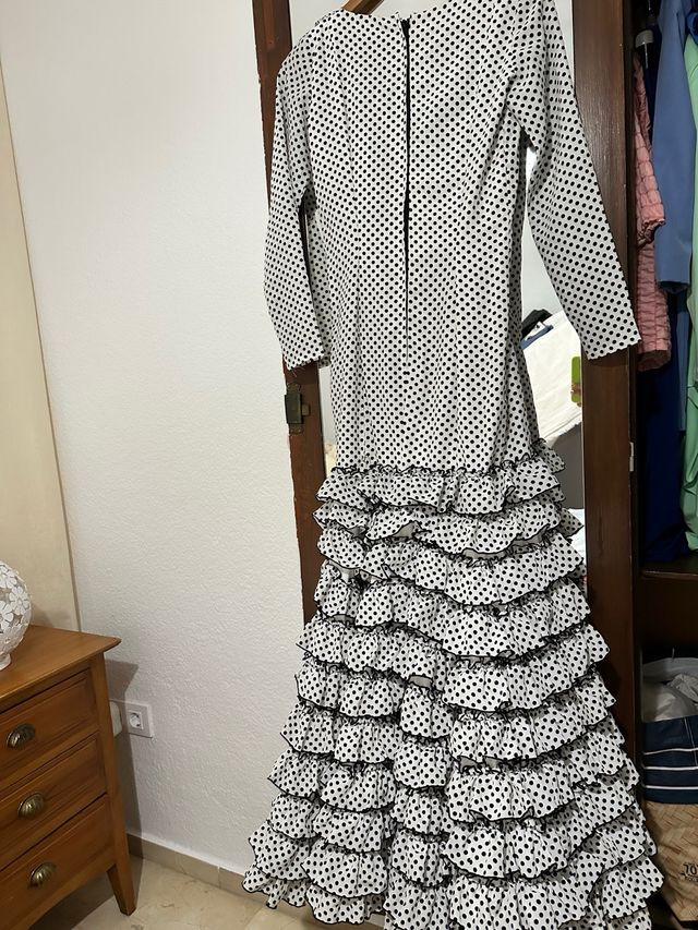 Vestido flamenco lunares blanco y negro