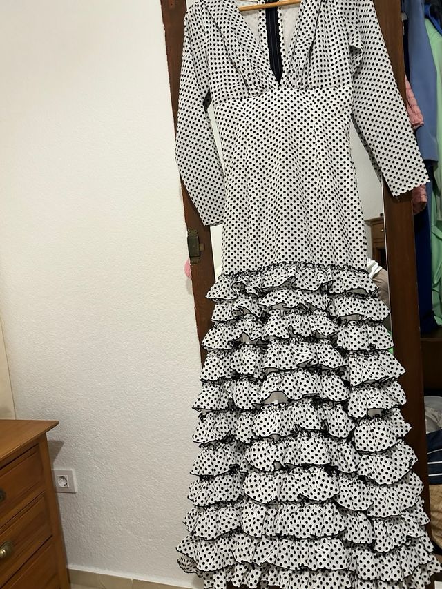 Vestido flamenco lunares blanco y negro