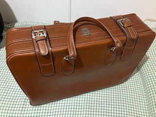 Maleta vintage marrón muy nueva con llave.