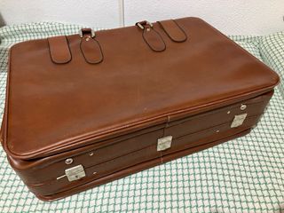 Maleta vintage marrón muy nueva con llave.