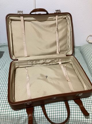 Maleta vintage marrón muy nueva con llave.