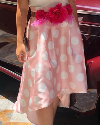 Falda rosa de vestir con lunares blancos