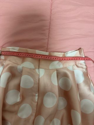 Falda rosa de vestir con lunares blancos
