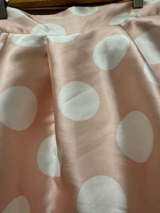 Falda rosa de vestir con lunares blancos
