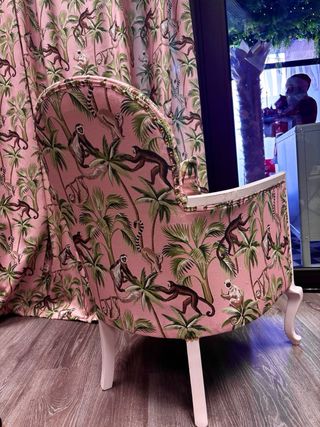 Sillón antiguo  cortinas