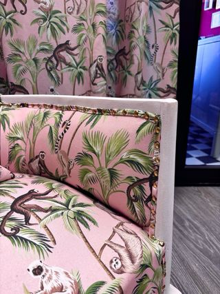 Sillón antiguo  cortinas