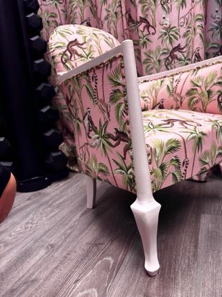 Sillón antiguo  cortinas