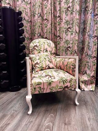 Sillón antiguo  cortinas