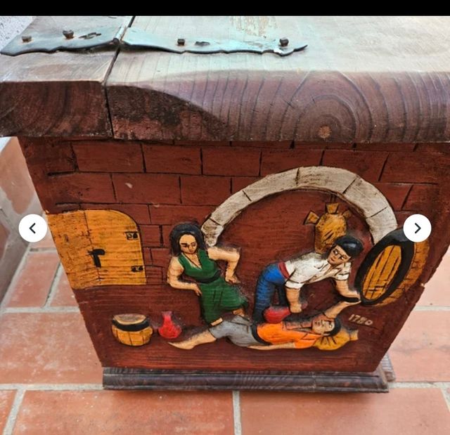 Baúl madera vintage,tallada a mano
