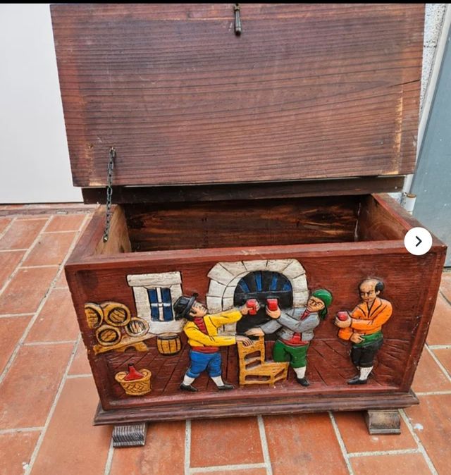 Baúl madera vintage,tallada a mano