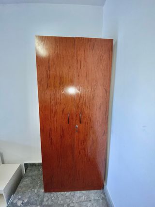 Armario madera marrón