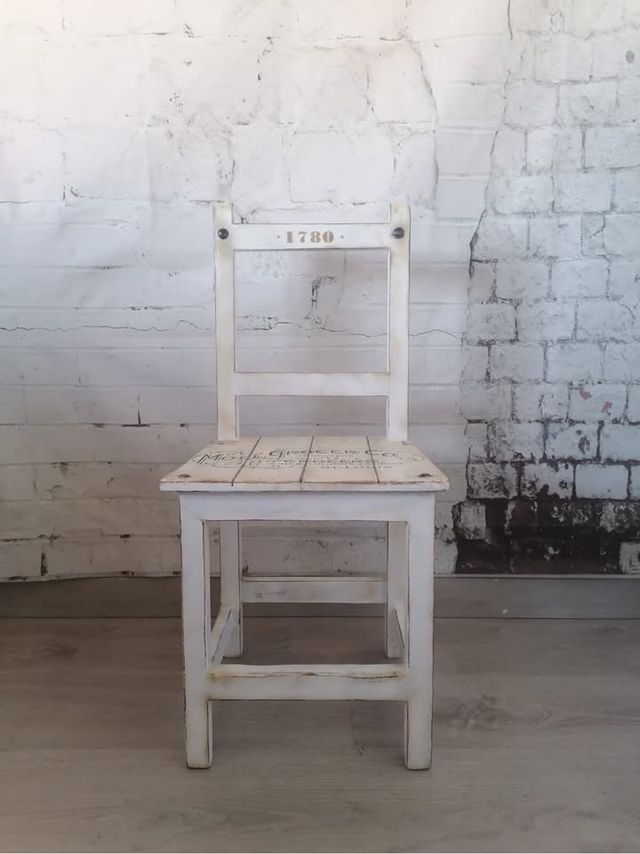 Sedia in legno di piccole dimensioni in stile rustico