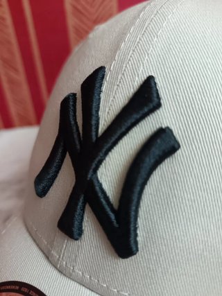 Gorra NY Yankees beige