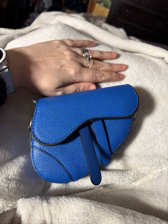 Bolso clutch azul electrico con barriga tipo dior