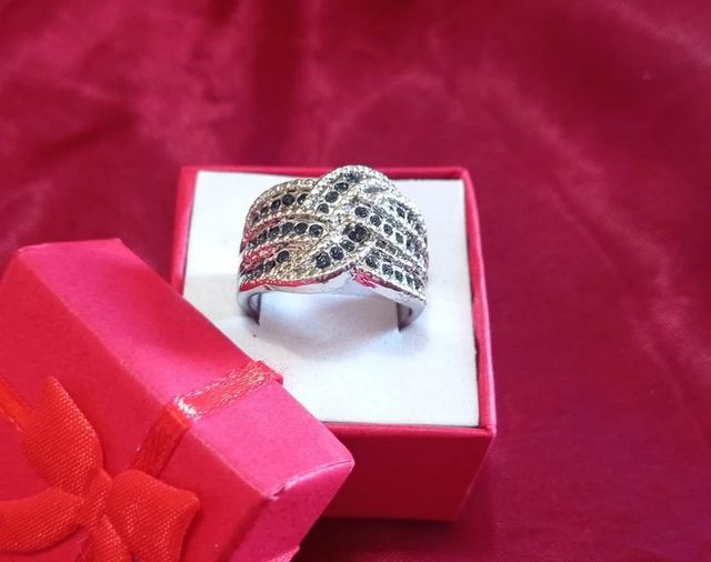 ANELLO IN ARGENTO CON ZAFFIRI