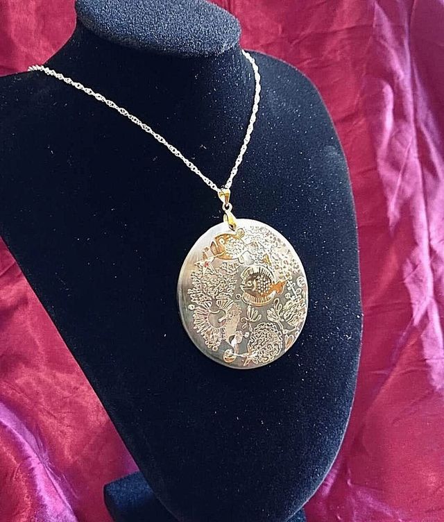 MEDAGLIONE PENDENTE IN ARGENTO E MADREPERLA