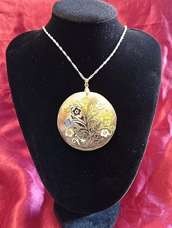 MEDAGLIONE IN ARGENTO E MADREPERLA