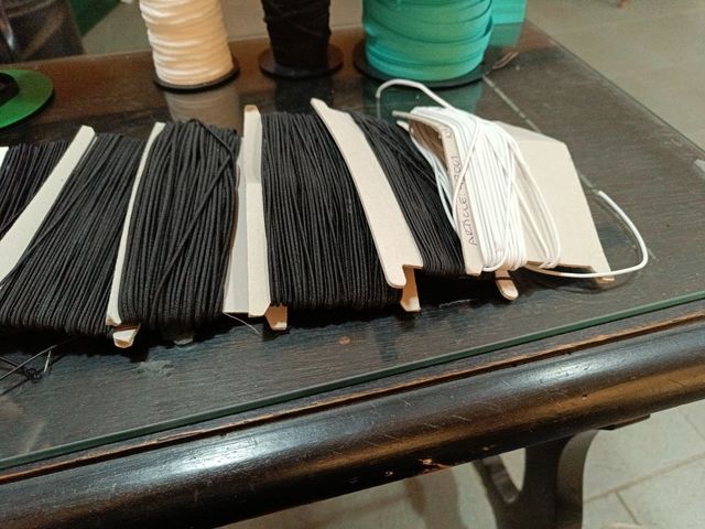 Goma elástica de cordón   blanco  y negro