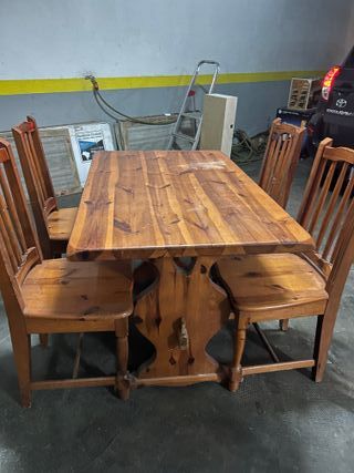 Conjunto de mesa y 4 sillas de madera