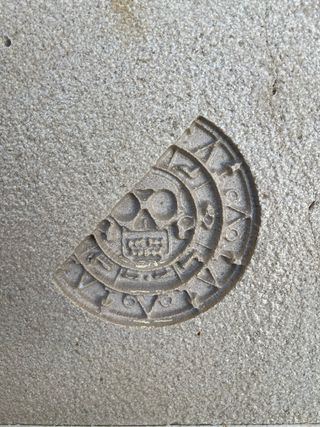 Decoracion de mármol con grabado azteca