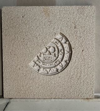 Decoracion de mármol con grabado azteca