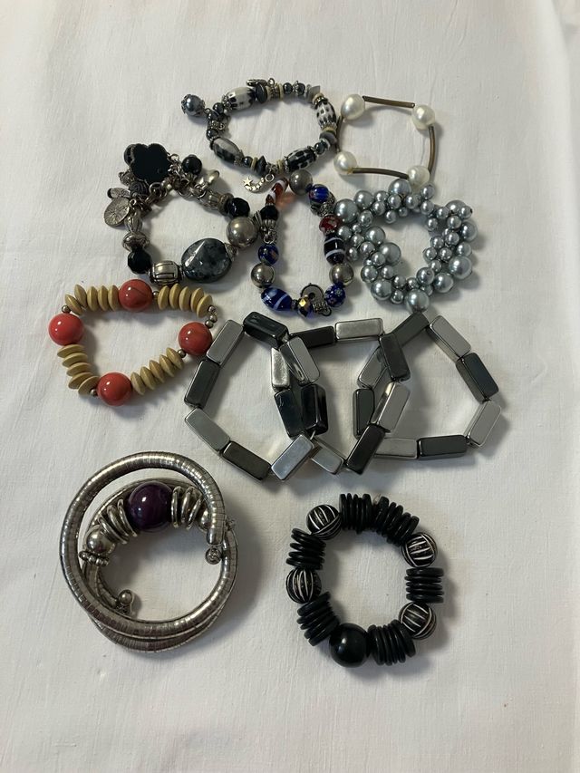 11 Pulseras de bisuteria ( precio es de las 11)