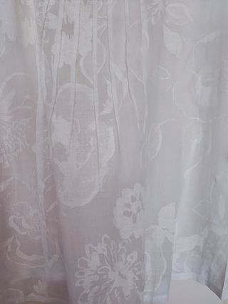 Blusa con pedrería en escote.