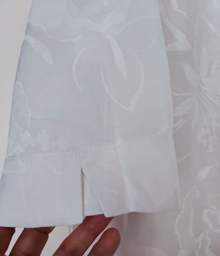 Blusa con pedrería en escote.