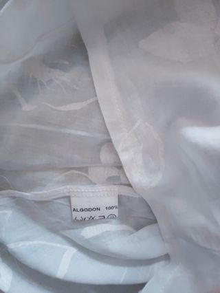 Blusa con pedrería en escote.