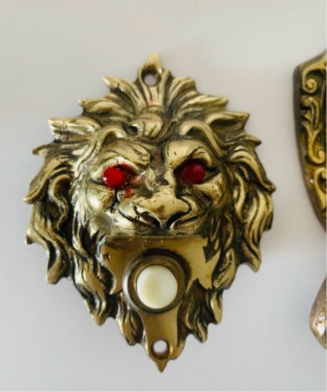 Accesorios puerta león: timbre, aldaba, mirilla