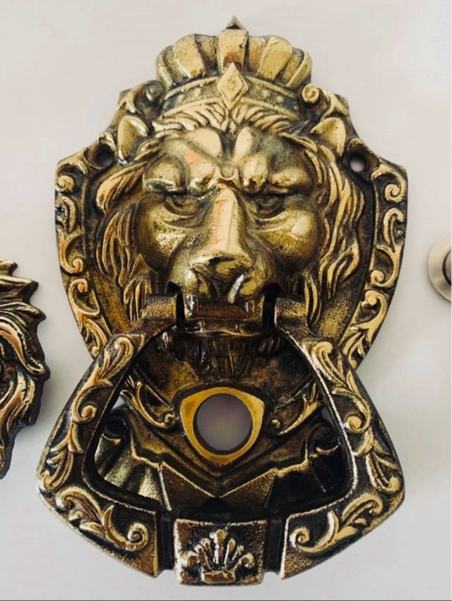 Accesorios puerta león: timbre, aldaba, mirilla