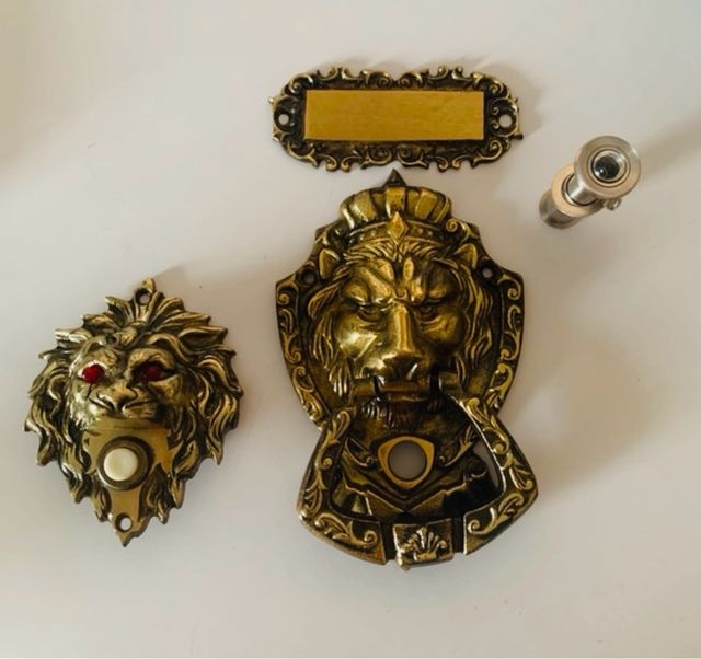 Accesorios puerta león: timbre, aldaba, mirilla