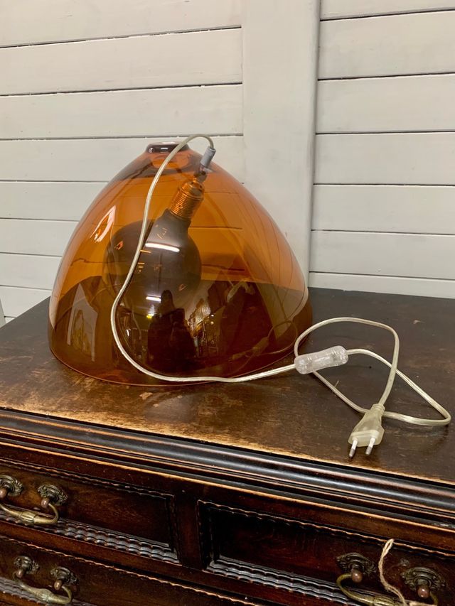 Lampara de mesa. diseño . Cupula de cristalunidad