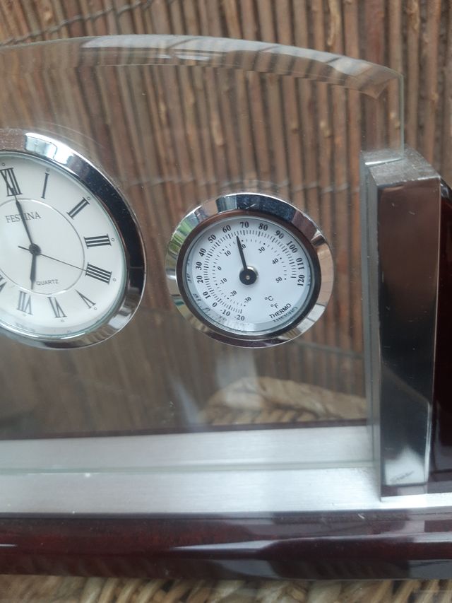 Reloj, termómetro y hidrómetro 