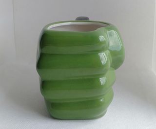 Taza de cerámica puño de Hulk